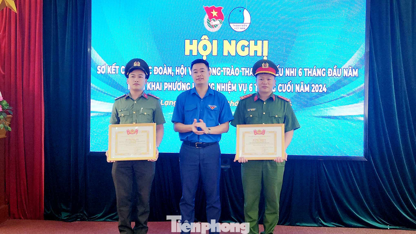 Thừa ủy quyền của TƯ Đoàn, anh Đoàn Thành Công- Phó Bí thư phụ trách Tỉnh Đoàn trao tặng Bằng khen của Trung ương Đoàn cho các tập thể, cá nhân có thành tích xuất sắc.