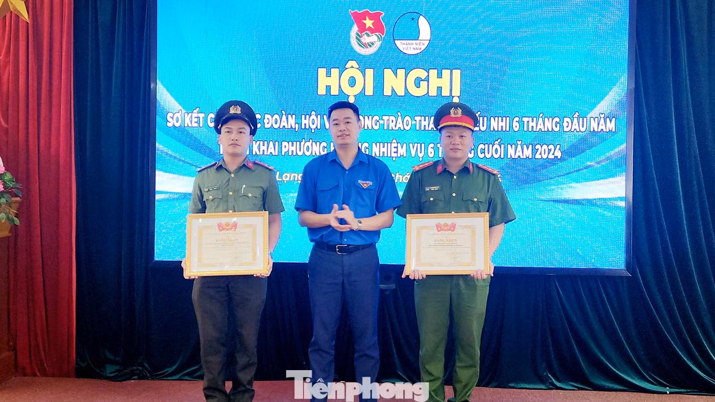 Thừa ủy quyền của TƯ Đoàn, anh Đoàn Thành Công- Phó Bí thư phụ trách Tỉnh Đoàn trao tặng Bằng khen của Trung ương Đoàn cho các tập thể, cá nhân có thành tích xuất sắc.
