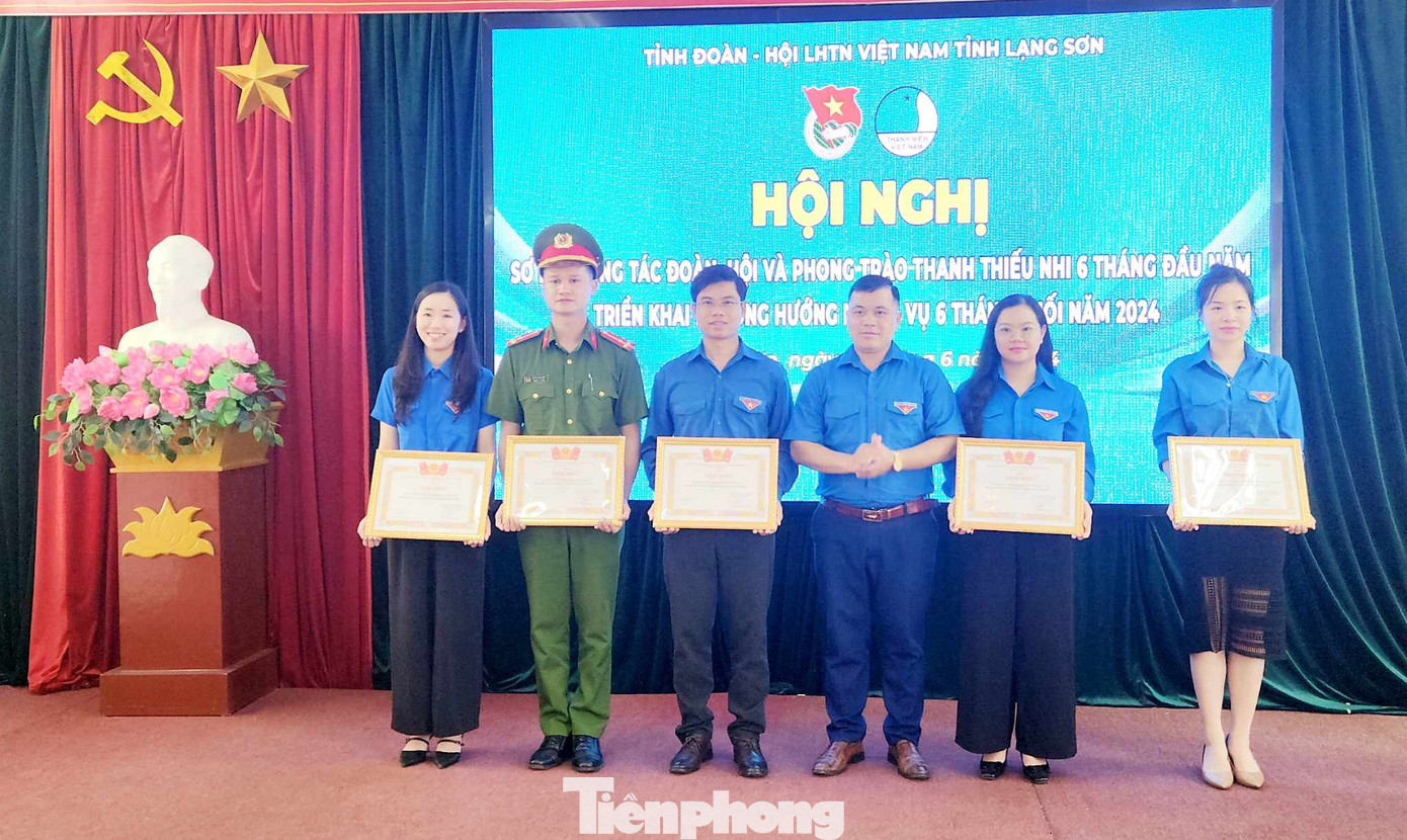 Các tập thể, cá nhân nhận Bằng khen của Tỉnh Đoàn Lạng Sơn. Ảnh: Duy Chiến