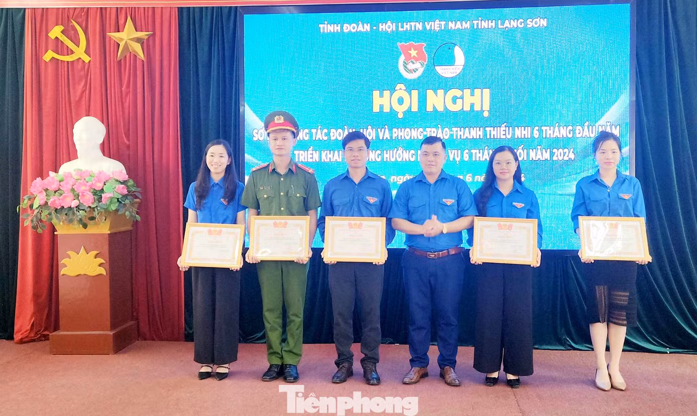 Các tập thể, cá nhân nhận Bằng khen của Tỉnh Đoàn Lạng Sơn. Ảnh: Duy Chiến