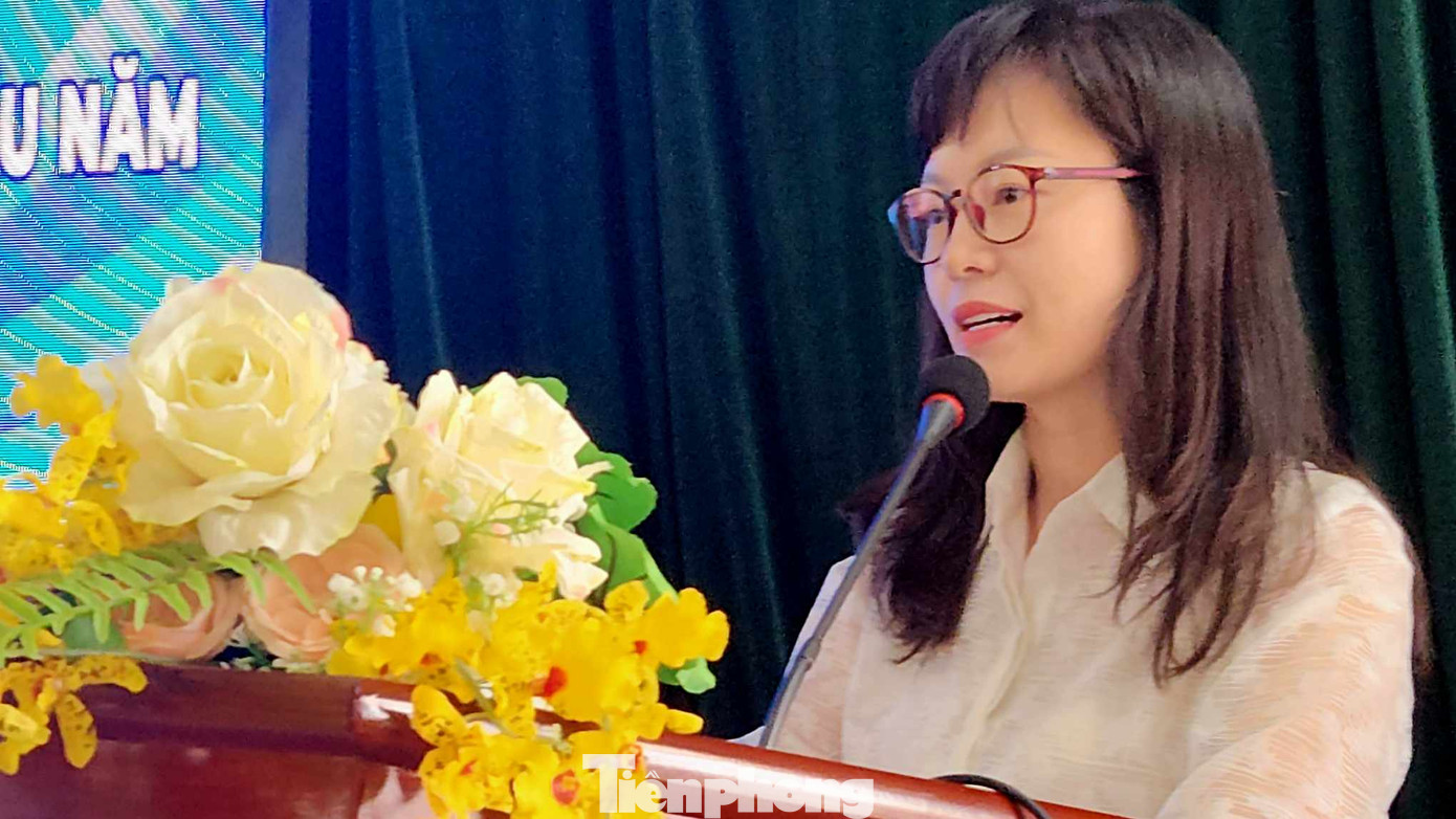 Phó Giám đốc Ngân hàng Chính sách- xã hội tỉnh Lạng Sơn nêu kết quả các vốn vay hỗ trợ thanh niên khởi nghiệp, lao động sản xuất. Ảnh: Duy Chiến