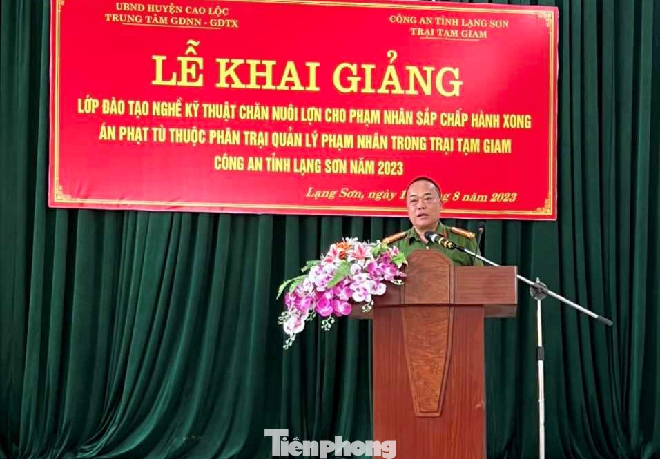 Thượng tá Ngô Tuấn Cường, Phó Giám thị trại tạm giam công an tỉnh Lạng Sơn phát biểu tại Lễ khai giảng lớp học nghề. Ảnh: Duy Chiến Thượng tá Ngô Tuấn Cường, Phó Giám thị trại tạm giam công an tỉnh Lạng Sơn phát biểu tại Lễ khai giảng lớp học nghề. Ảnh: Duy Chiến