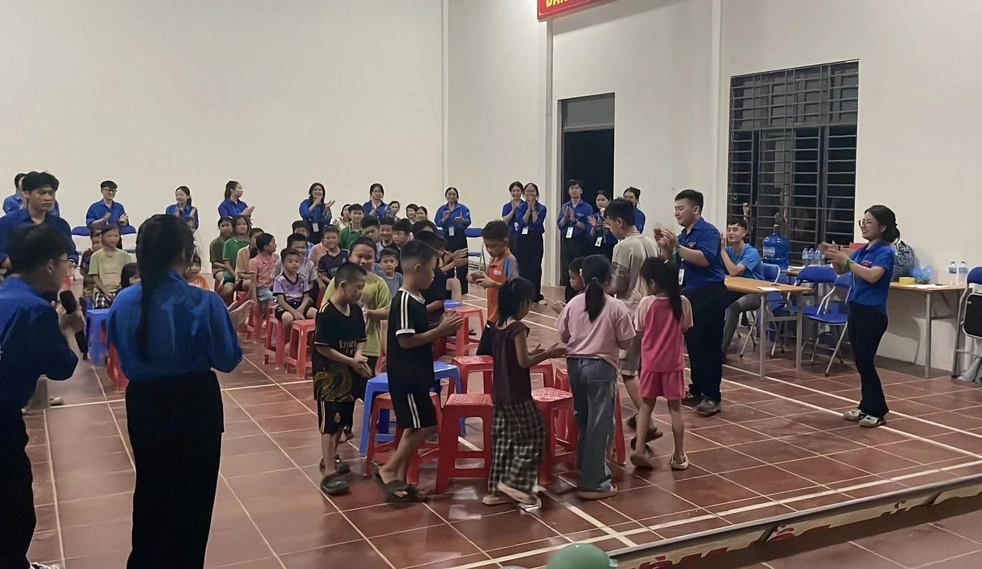 Hướng dẫn, tổ chức vui chơi hè cho các em thiếu niên, nhi đồng.