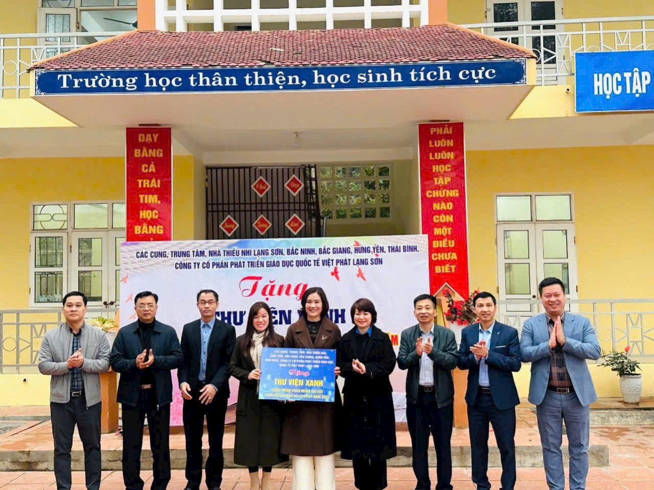 Trao biển hỗ trợ xây dựng thư viện xanh cho Trường Tiểu học Háng Pài (huyện Cao Lộc, Lạng Sơn)