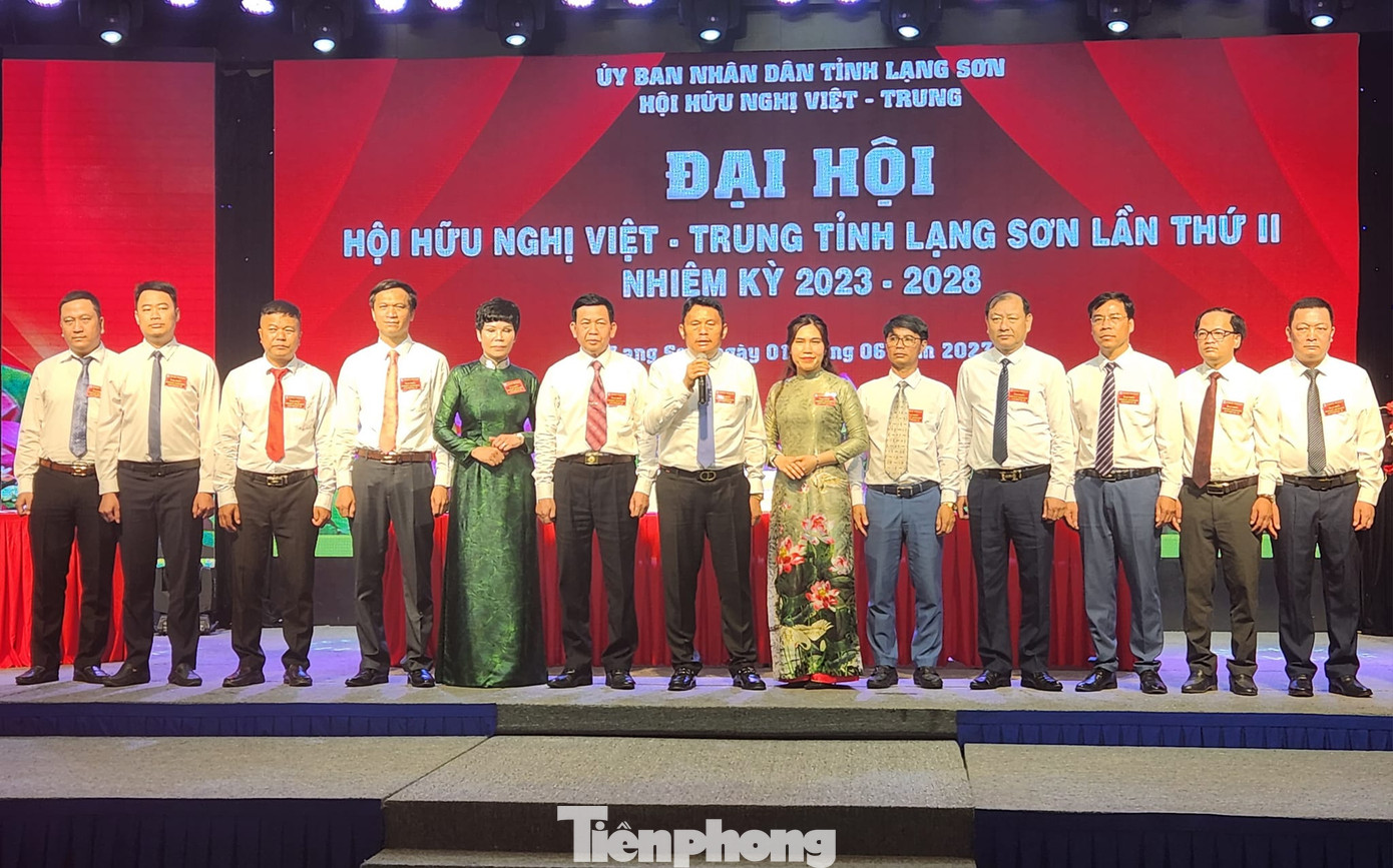 Ban chấp hành khóa mới Hội hữu nghị Việt- Trung ra mắt đại hội. Ảnh: Duy Chiến Ban chấp hành khóa mới Hội hữu nghị Việt- Trung ra mắt đại hội. Ảnh: Duy Chiến