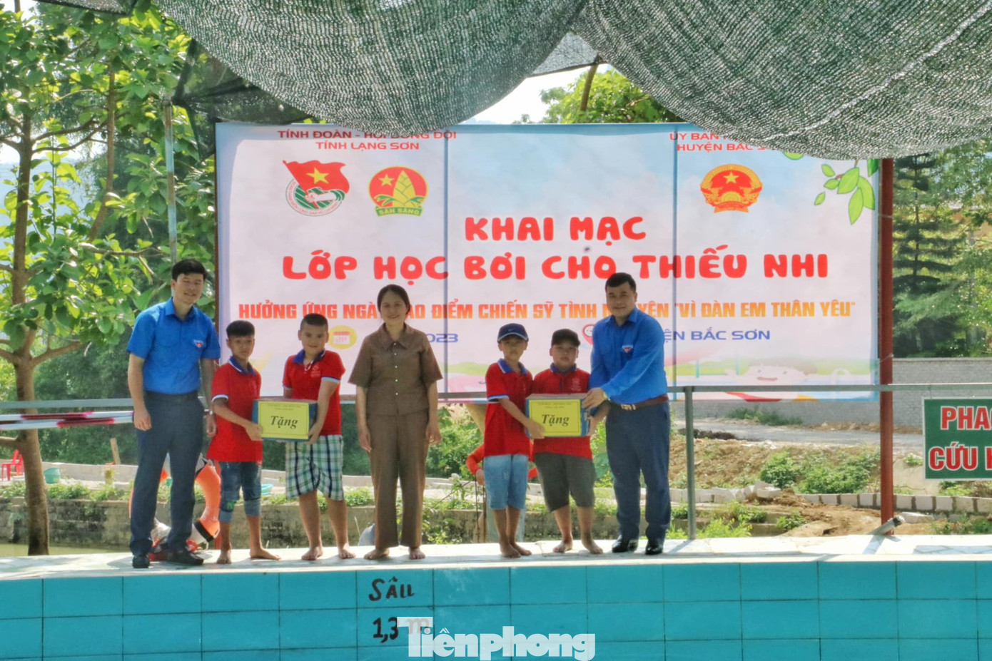 Khai mạc lớp học bơi và tặng quà cho các em thiếu niên, nhi đồng. Ảnh: Duy Chiến