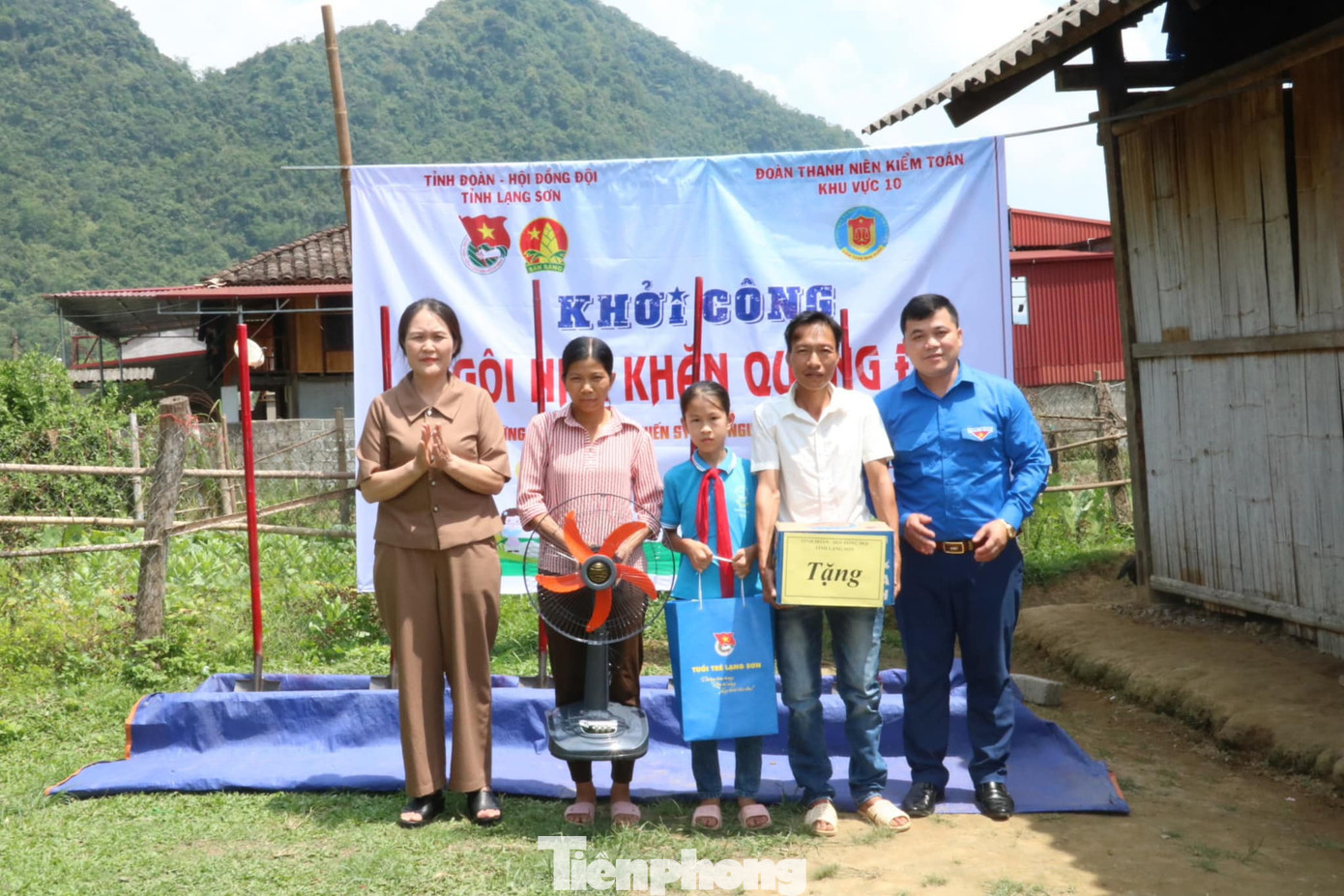 Tặng quà hỗ trợ gia đình nghèo ở xã Tân Tri, huyện Bắc Sơn.