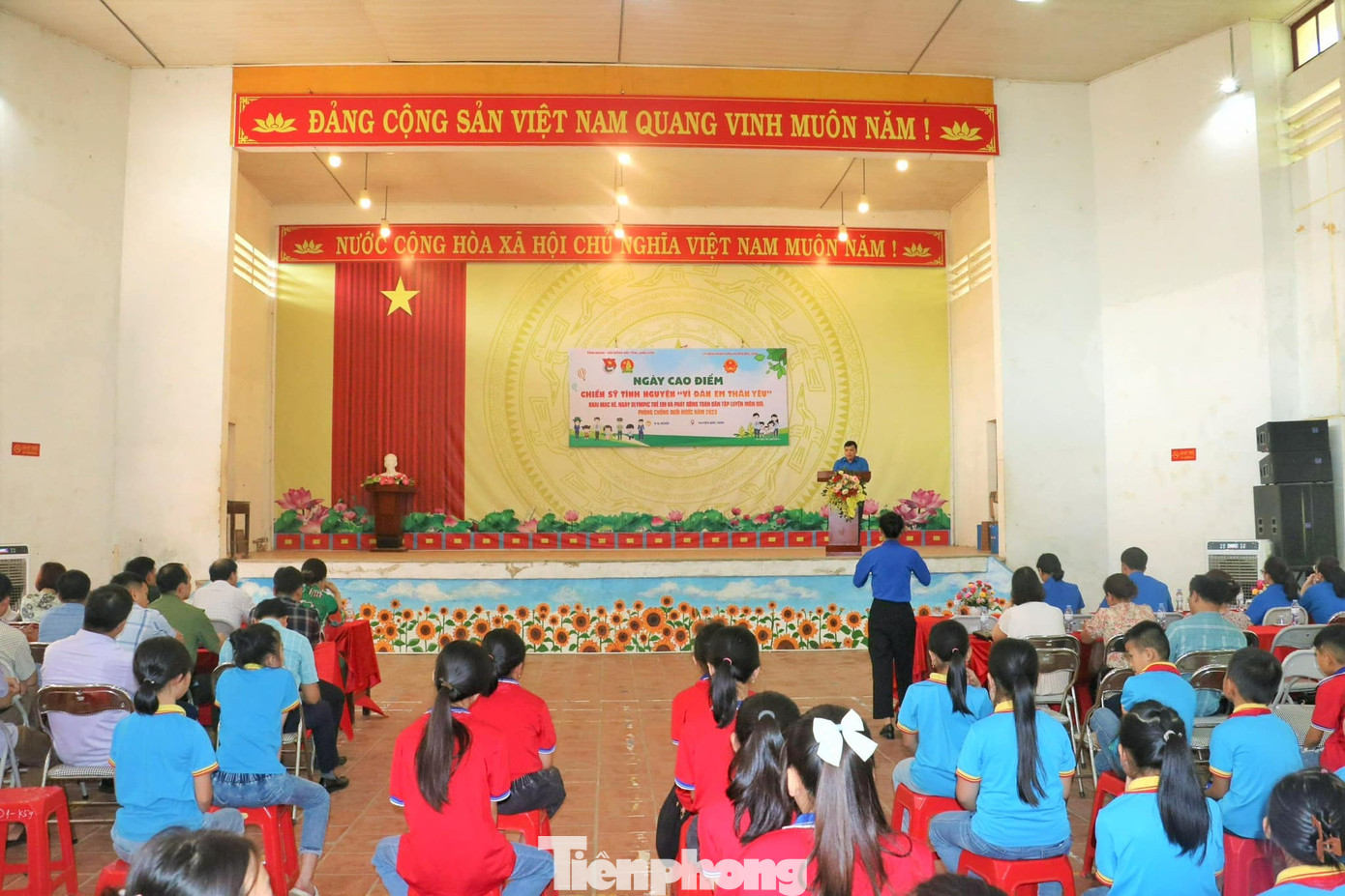 Các em học sinh được truyền đạt kiến thức về phòng chống đuối nước.