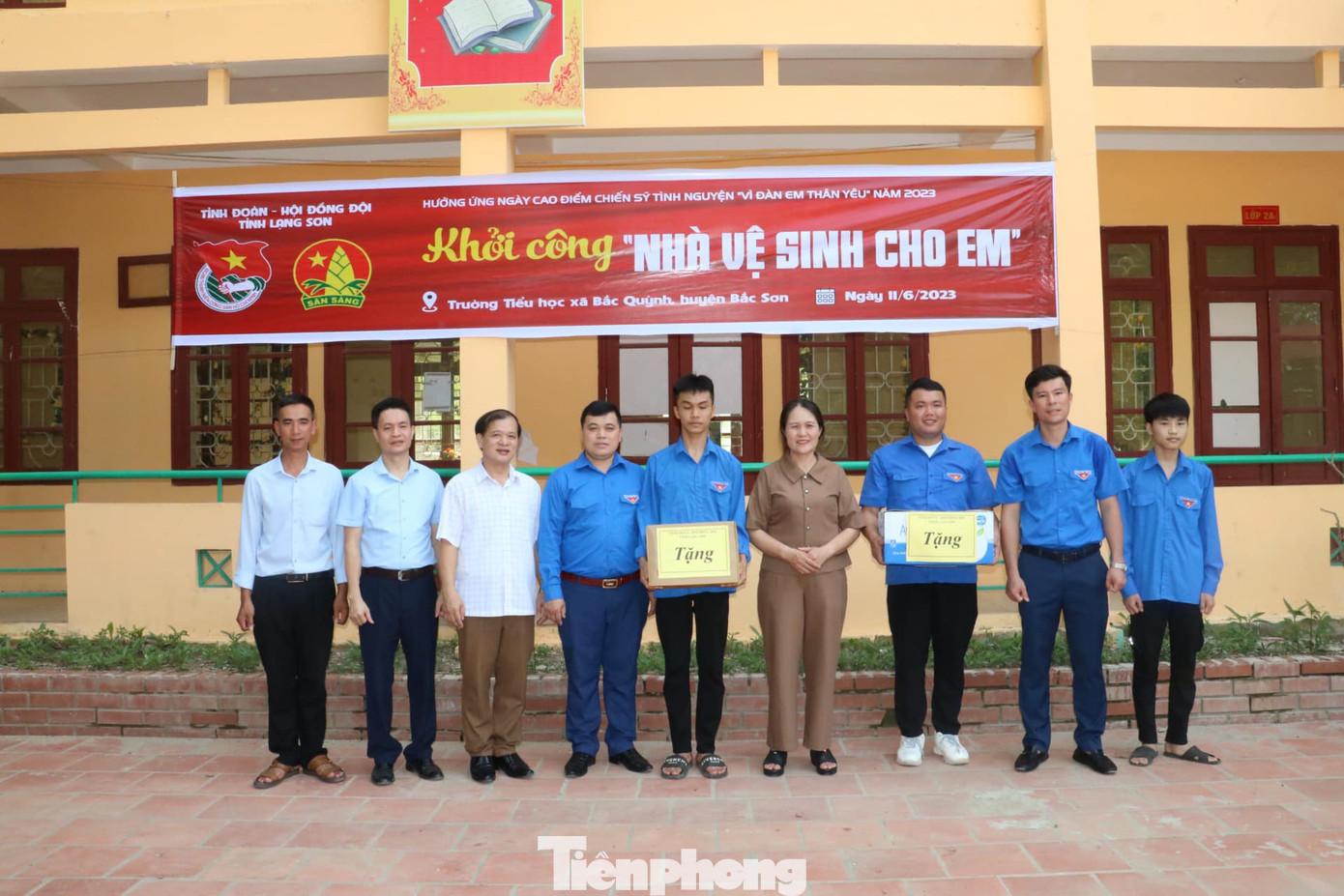 Tặng quà hỗ trợ thanh niên tham gia các chương trình an sinh xã hội trên địa bàn huyện Bắc Sơn.