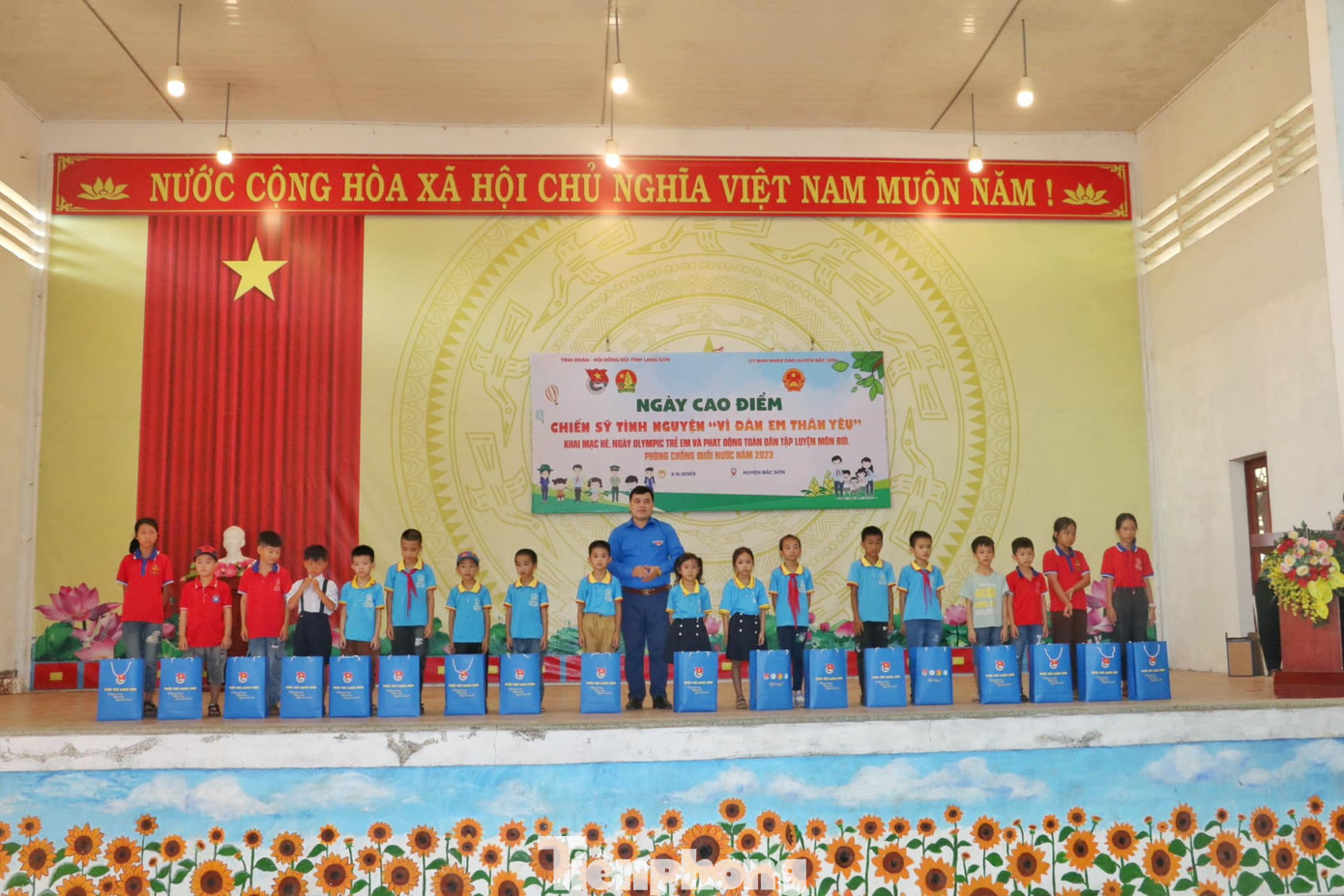 Anh Lăng Văn Chí, Phó Bí thư Thường trực Tỉnh Đoàn Lạng Sơn (giữa) trao quà cho các em học sinh có hoàn cảnh khó khăn. Ảnh: Duy Chiến