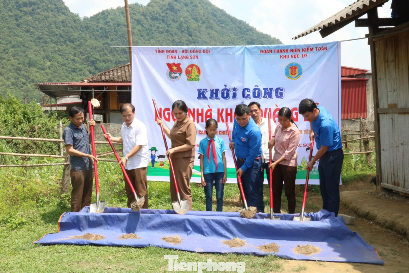 Khởi công nhà Khăn quàng đỏ cho học sinh nghèo ở Bắc Sơn. Ảnh: Duy Chiến