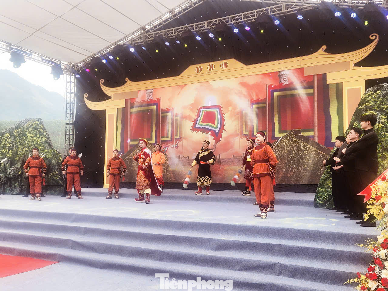 Tái hiện các thủ lĩnh và dân binh sẵn sàng bày binh, bố trận đón lõng, tiêu diệt quân thù. Tái hiện các thủ lĩnh và dân binh sẵn sàng bày binh, bố trận đón lõng, tiêu diệt quân thù.