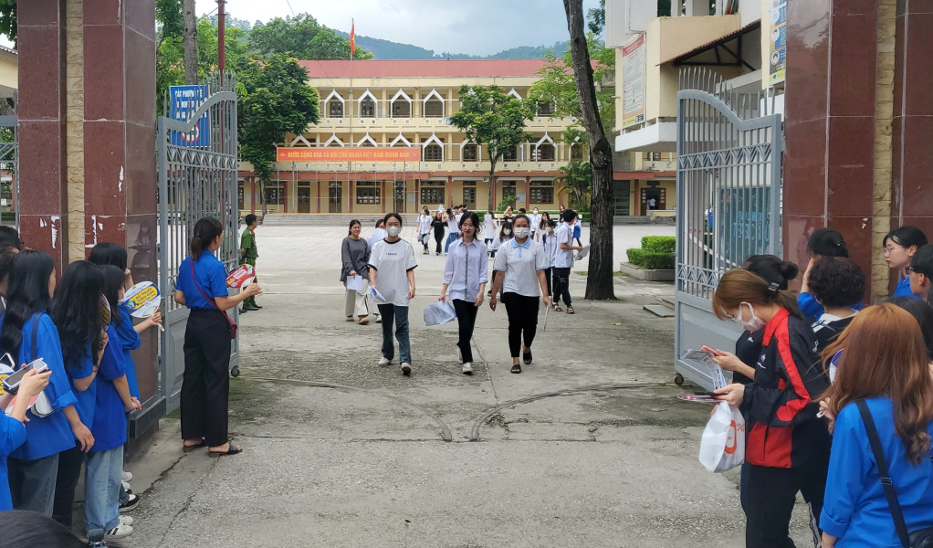 Các thí sinh tham gia kỳ thi tốt nghiệp THPT tại điểm thi THPT thành phố Cao Bằng. Ảnh: CB