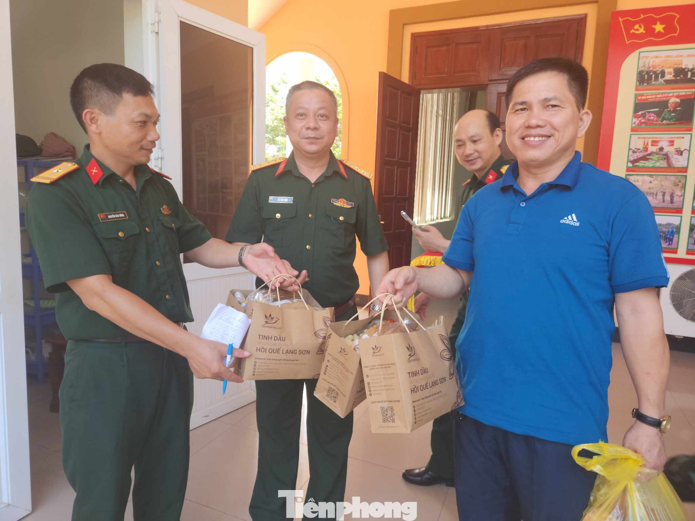 Đồng hành với liên hoan, Công ty TNHH Chế biến - khẩu khẩu nông lâm sản Lạng Sơn tặng những phần quà ý nghĩa cho các đơn vị tham gia hội thi. (Ảnh: Duy Chiến)