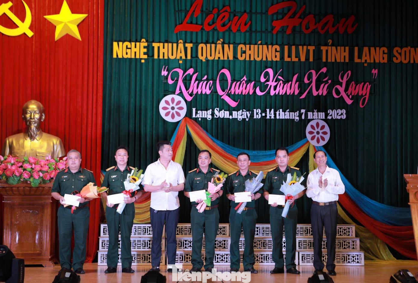 Đại diện Công ty Trách nhiệm hữu hạn HCL và cơ quan báo Tiền Phong tại Lạng Sơn trao 5 giải chuyên đề, mỗi giải trị giá 2 triệu đồng.