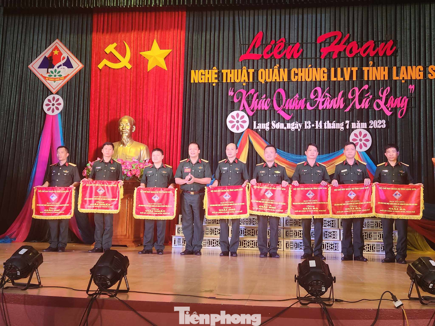 Ban tổ chức trao giải cho các đơn vị xuất sắc. (Ảnh: Duy Chiến)