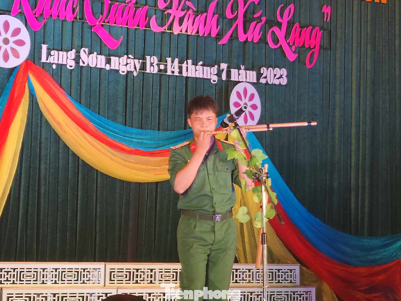 Chiến sỹ trẻ với tiết mục độc tấu sáo. (Ảnh: Duy Chiến)