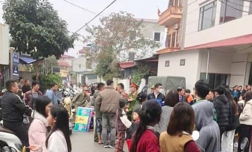 Hiện trường lực lượng công an bắt quả tang vụ đánh bạc dưới hình thức phi tiêu ở Lễ hội Chùa Tiên.