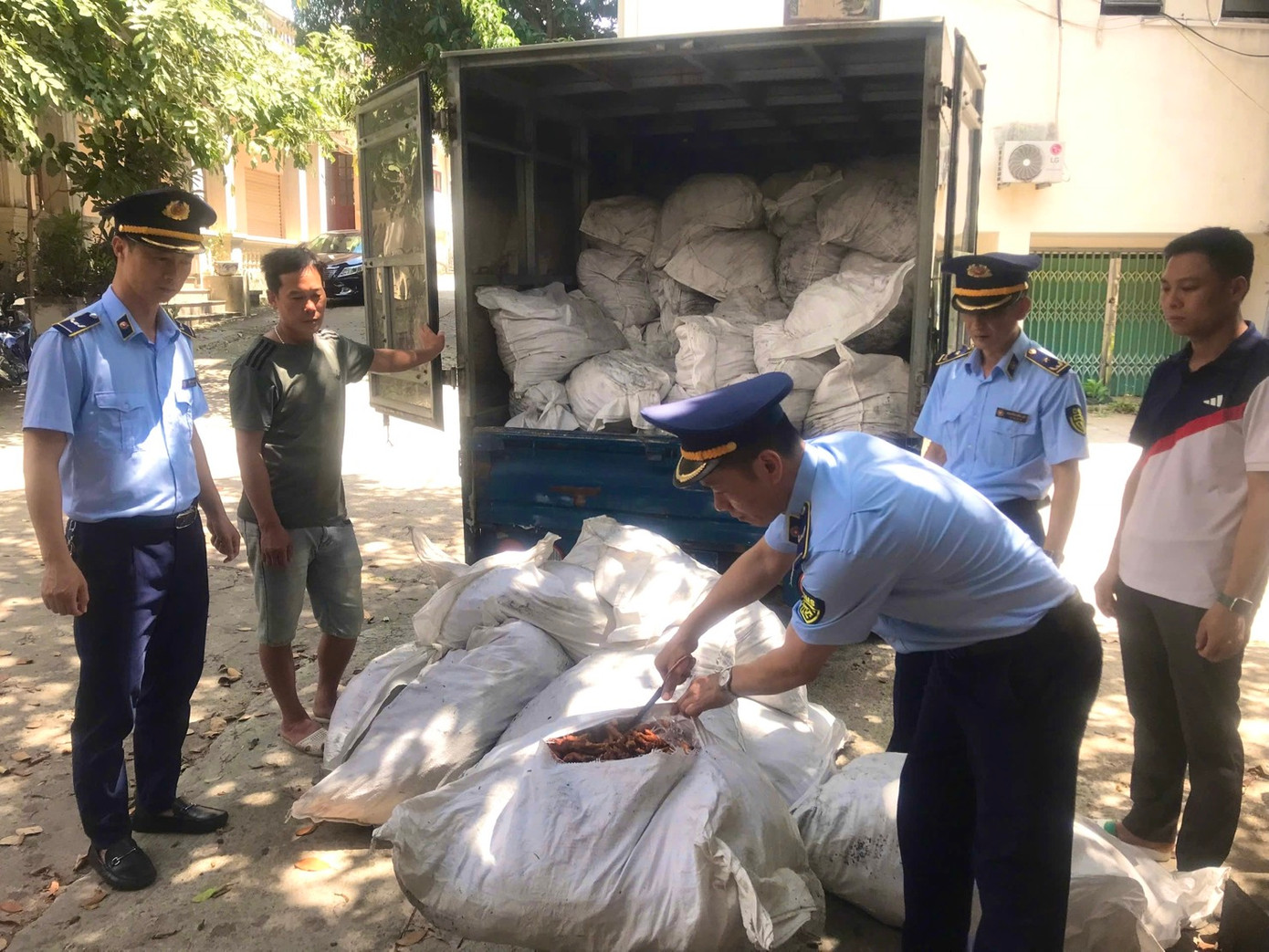 Lực lượng chức năng tỉnh Lạng Sơn tiến hành kiểm đếm, tạm giữ số hàng chân gà bất hợp pháp. Lực lượng chức năng tỉnh Lạng Sơn tiến hành kiểm đếm, tạm giữ số hàng chân gà bất hợp pháp.