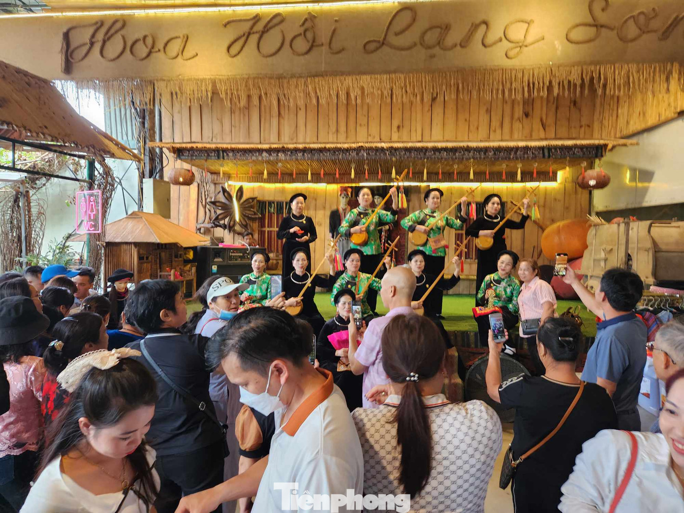 Du khách muôn phương thích thú với dân ca Lạng Sơn. Ảnh: Duy Chiến Du khách muôn phương thích thú với dân ca Lạng Sơn. Ảnh: Duy Chiến