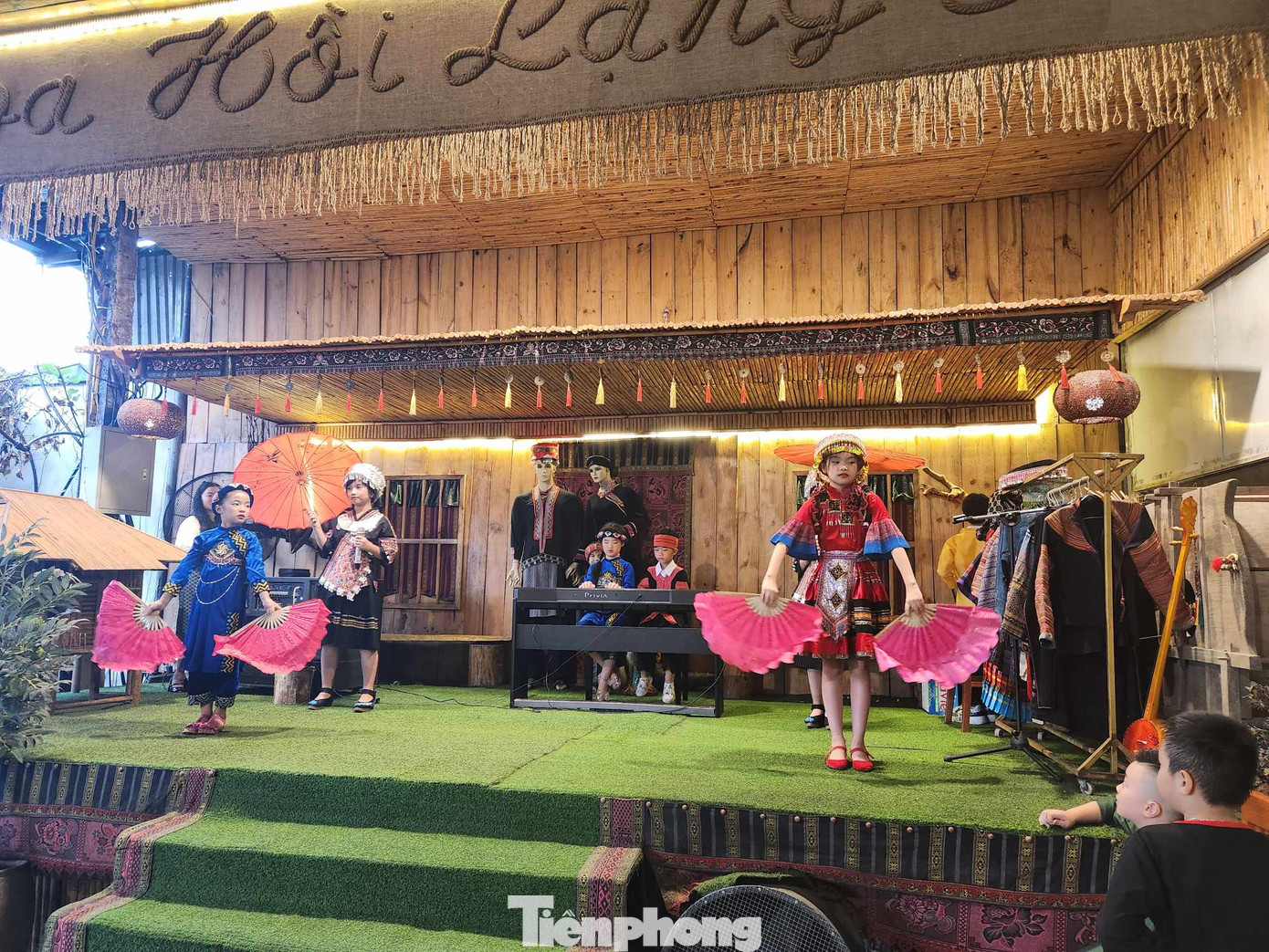 Các nghệ nhân nhí học tập, phát huy dân ca dân tộc.. Ảnh: Duy Chiến Các nghệ nhân nhí học tập, phát huy dân ca dân tộc.. Ảnh: Duy Chiến