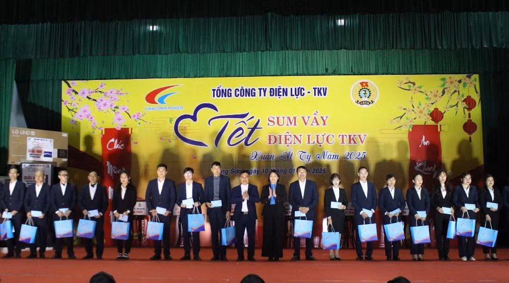 Công nhân, người lao động nhận quà tết.