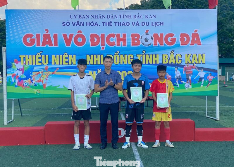 Ban Tổ chức trao các giải phụ, chuyên đề... Ảnh: M.L Ban Tổ chức trao các giải phụ, chuyên đề... Ảnh: M.L