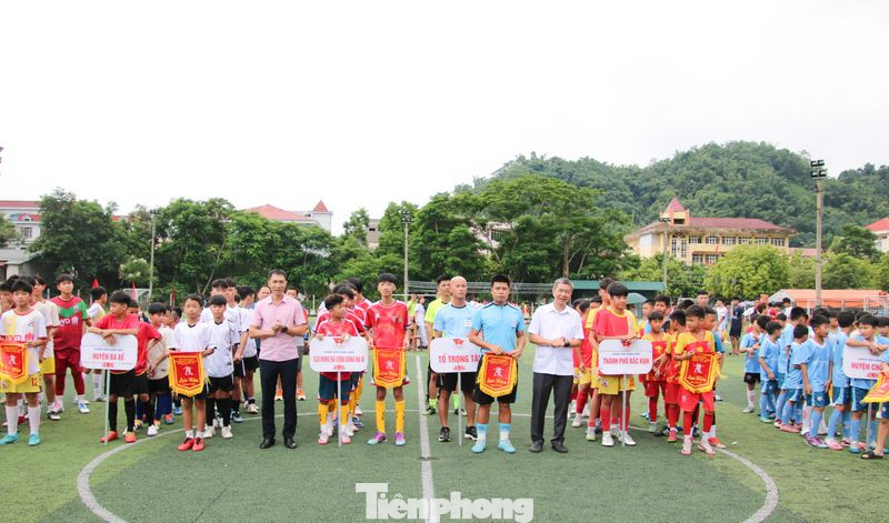 Các đội tham gia thi đấu nhận cờ lưu niệm của Ban Tổ chức. Ảnh: M.L Các đội tham gia thi đấu nhận cờ lưu niệm của Ban Tổ chức. Ảnh: M.L
