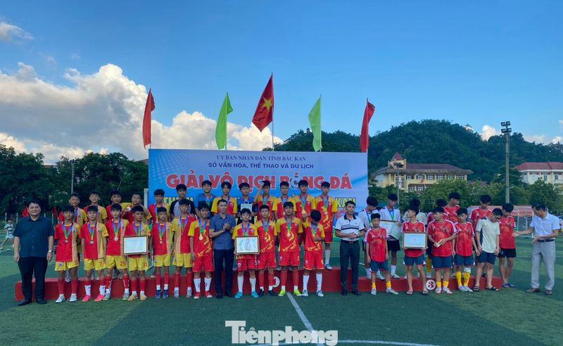 Ban Tổ chức trao giải cho các Đội đoạt giải Nhất- Nhì- Ba lứa tuổi thiếu niên. Ảnh: M.L Ban Tổ chức trao giải cho các Đội đoạt giải Nhất- Nhì- Ba lứa tuổi thiếu niên. Ảnh: M.L