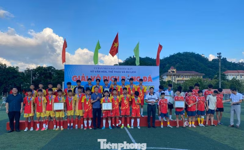Ban Tổ chức trao giải cho các Đội đoạt giải Nhất- Nhì- Ba lứa tuổi thiếu niên. Ảnh: M.L