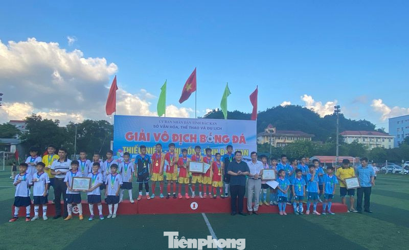 Các đội đoạt giải cao lứa tuổi nhi đồng nhận phần thưởng của Ban Tổ chức. Các đội đoạt giải cao lứa tuổi nhi đồng nhận phần thưởng của Ban Tổ chức.