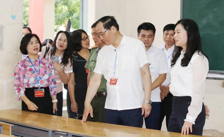 Đoàn công tác của tỉnh Lạng Sơn do Phó Chủ tịch thường trực UBND tỉnh Dương Xuân Huyên dẫn đầu kiểm tra công tác kỳ thi tốt nghiệp THPT trên địa bàn. Ảnh: Duy Chiến