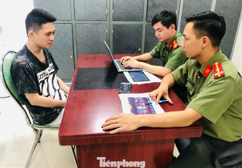 Đối tượng Nguyễn Minh An (bìa trái) khai nhận hành vi tại cơ quan công an. (Ảnh: A.K) Đối tượng Nguyễn Minh An (bìa trái) khai nhận hành vi tại cơ quan công an. (Ảnh: A.K)