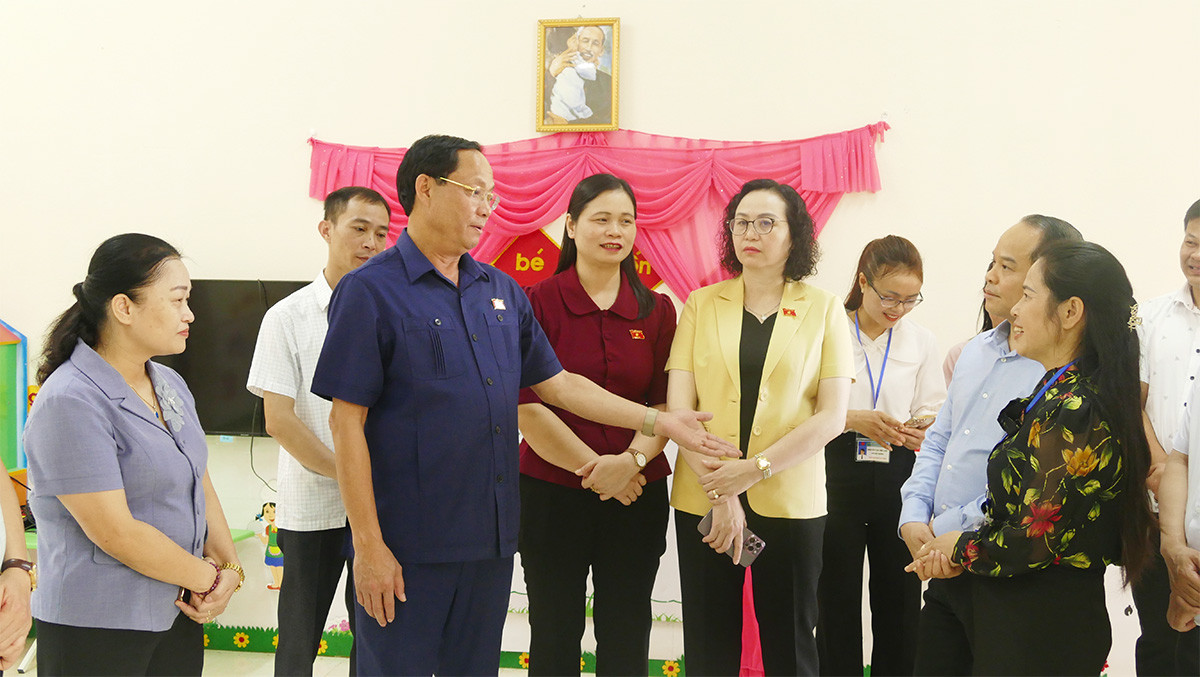 Phó Chủ tịch Quốc hội Trần Quang Phương khảo sát tại trường mầm non An Khuyên, Tràng Định. Ảnh: HN.