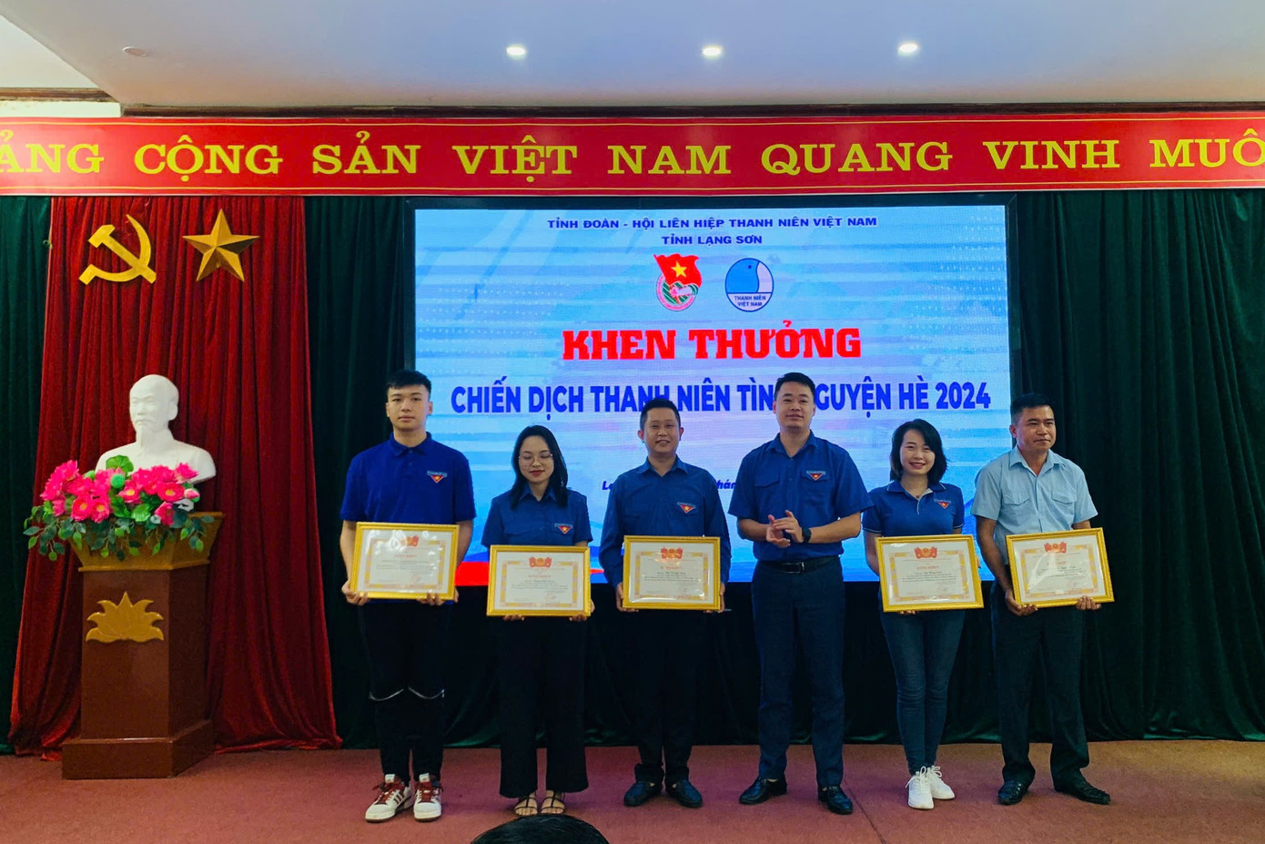 Các tập thể, cá nhân có thành tích xuất sắc trong các công trình, phần việc, cuộc thi được tôn vinh, khen thưởng.