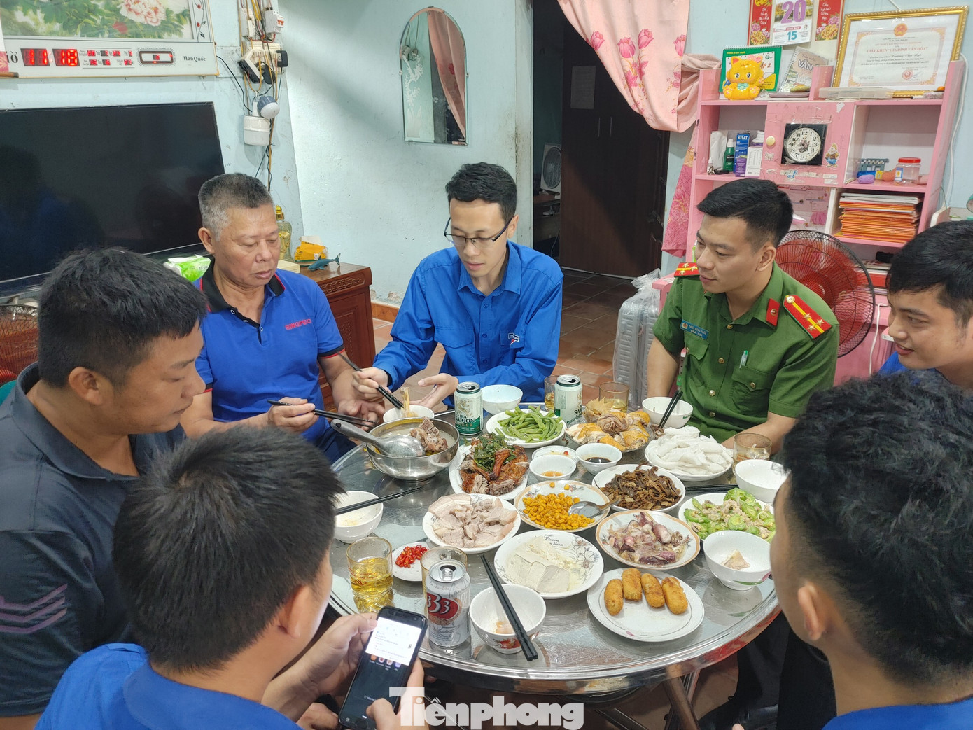 Huyện đoàn Cao Lộc tổ chức bữa ăn sum vầy, ấm áp yêu thương tại gia đình ông Trương Văn Ngô, thương binh nặng trú tại xã Hợp Thành, huyện Cao Lộc. Ảnh: Duy Chiến