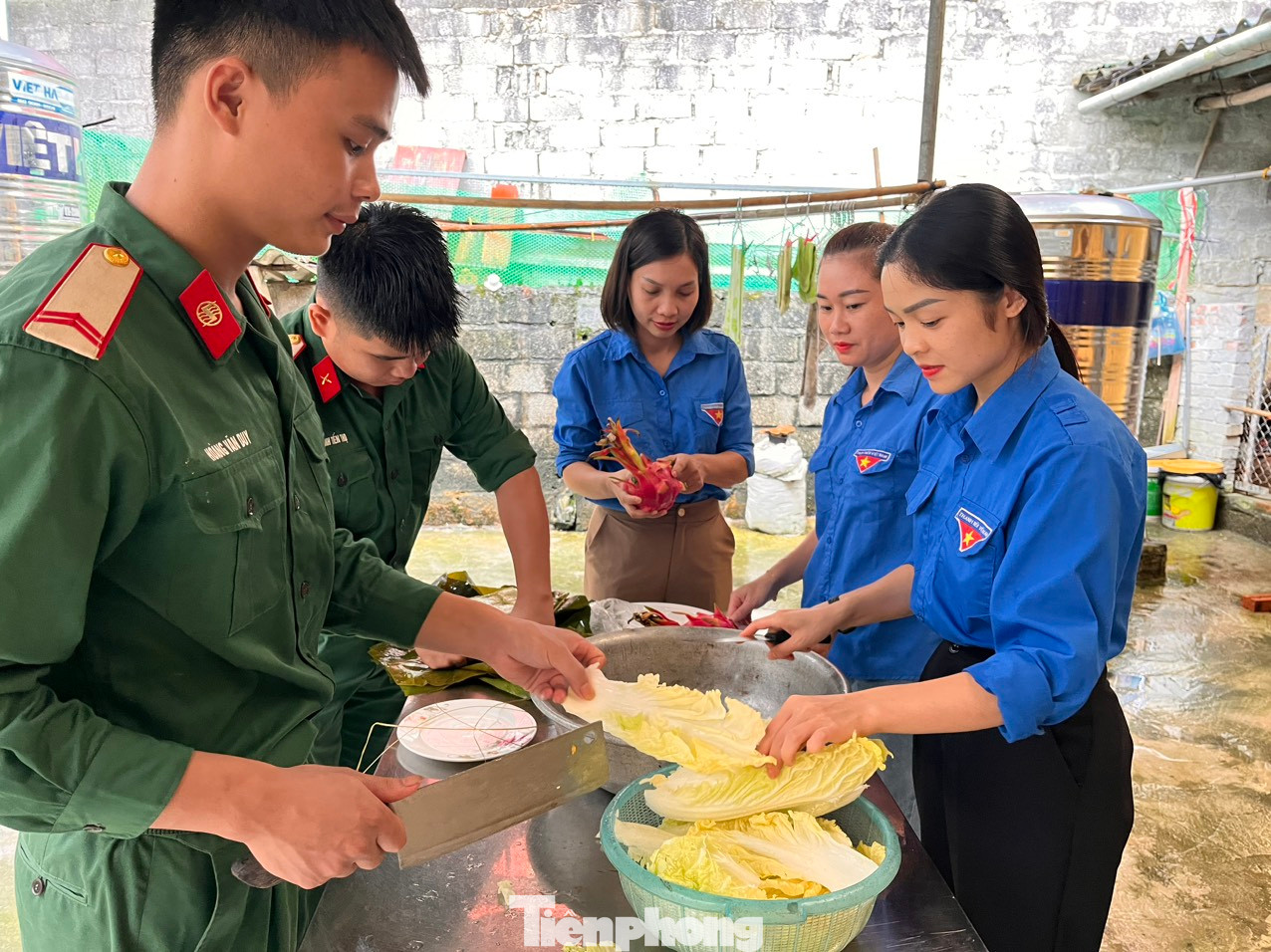Đoàn viên thanh niên địa phương tham gia nấu bữa cơm sum vầy tại các gia đình thương binh, liệt sĩ. Ảnh: Duy Chiến