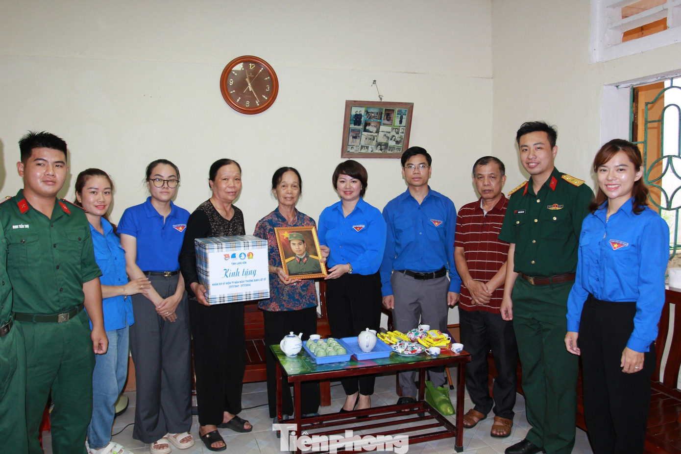 Tặng quà tri ân gia đình có công, thương binh, liệt sĩ trên địa bàn tỉnh Lạng Sơn.