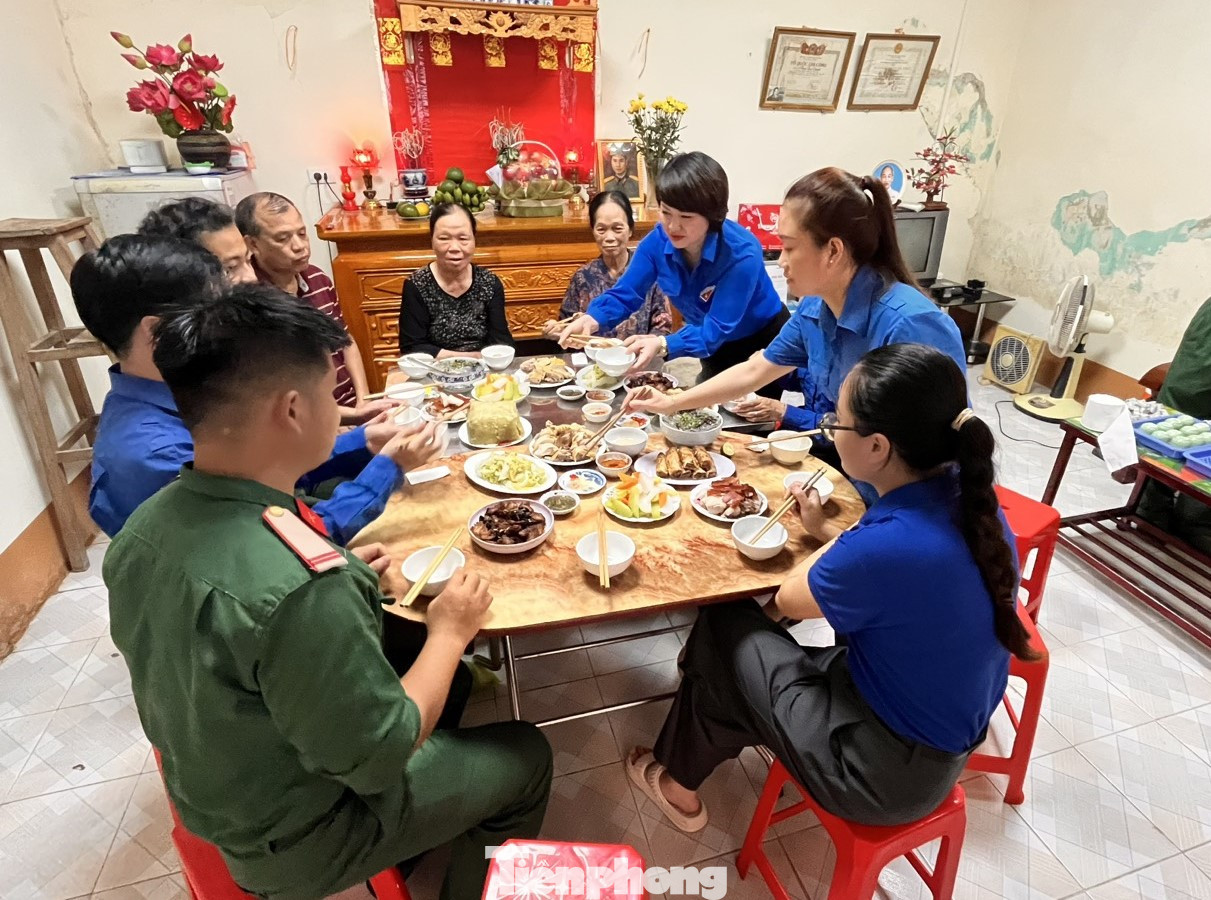 Chị Lê Thùy Dung- Phó Bí thư Tỉnh Đoàn Lạng Sơn (giữa) cùng các cán bộ Đoàn tham gia bữa ăn đầm ấm tại gia đình bà Lương Thị Pảo - vợ liệt sĩ tại phố Trần Quang Khải, phường Chi Lăng, thành phố Lạng Sơn.