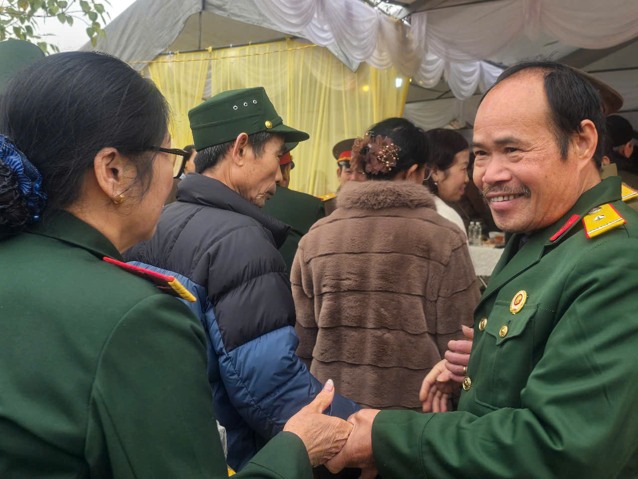 Đồng đội gặp nhau sau 46 năm tay bắt, mặt mừng. (Ảnh: Duy Chiến)