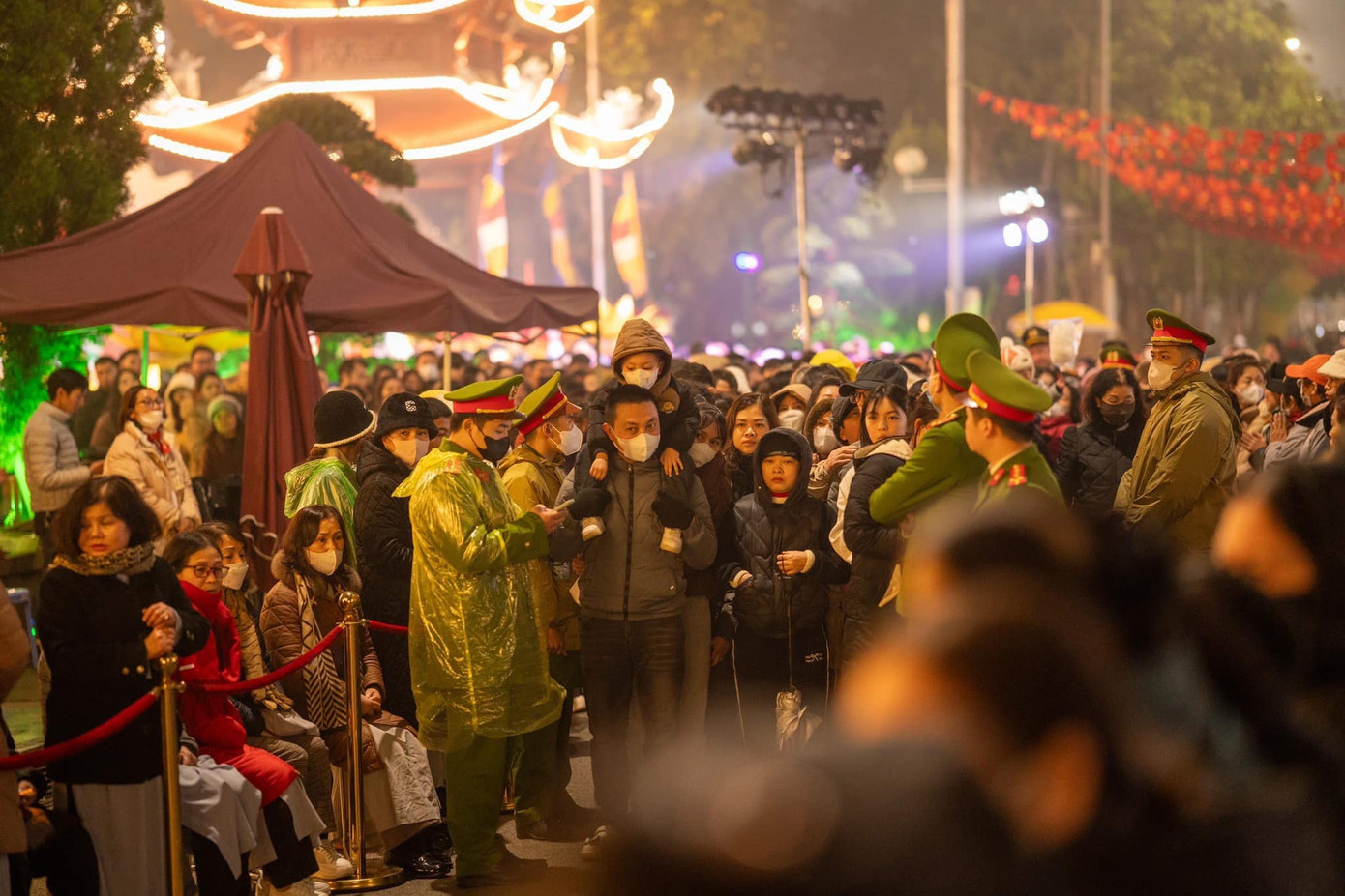 Lực lượng chức năng không quản mưa rét, đêm khuya hướng dẫn người dân, du khách thực hiện thả hoa đăng đúng cách, đúng nơi quy định, trật tự, an toàn, hiệu quả.