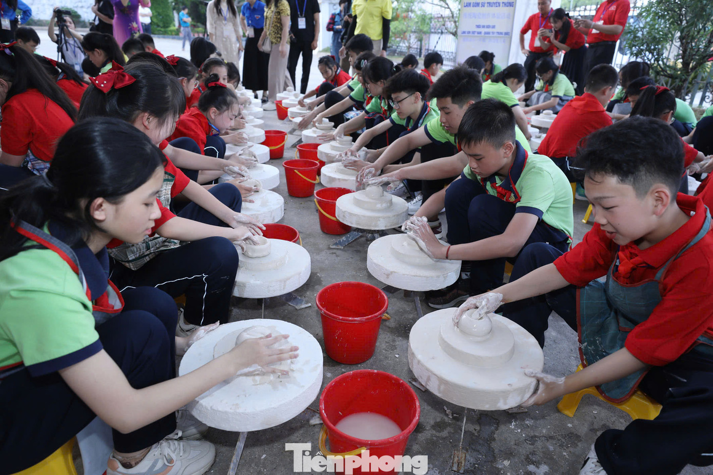 Các em thiếu nhi Bằng Tường (Trung Quốc) hào hứng trải nghiệm thực hiện làm gốm sứ.