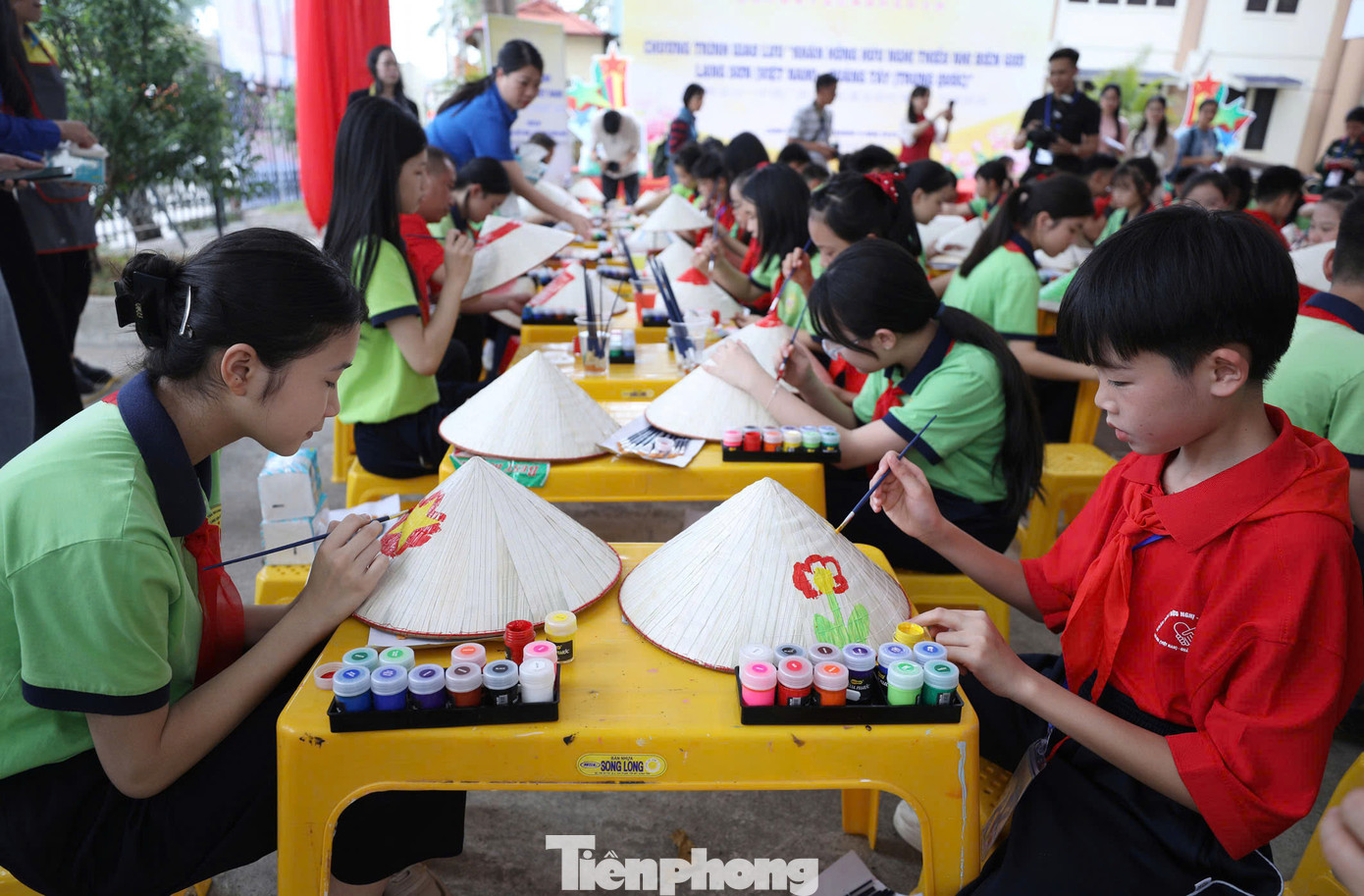 Thiếu nhi hai nước Việt Nam- Trung Quốc hào hứng tham gia vẽ nón lá Việt Nam.