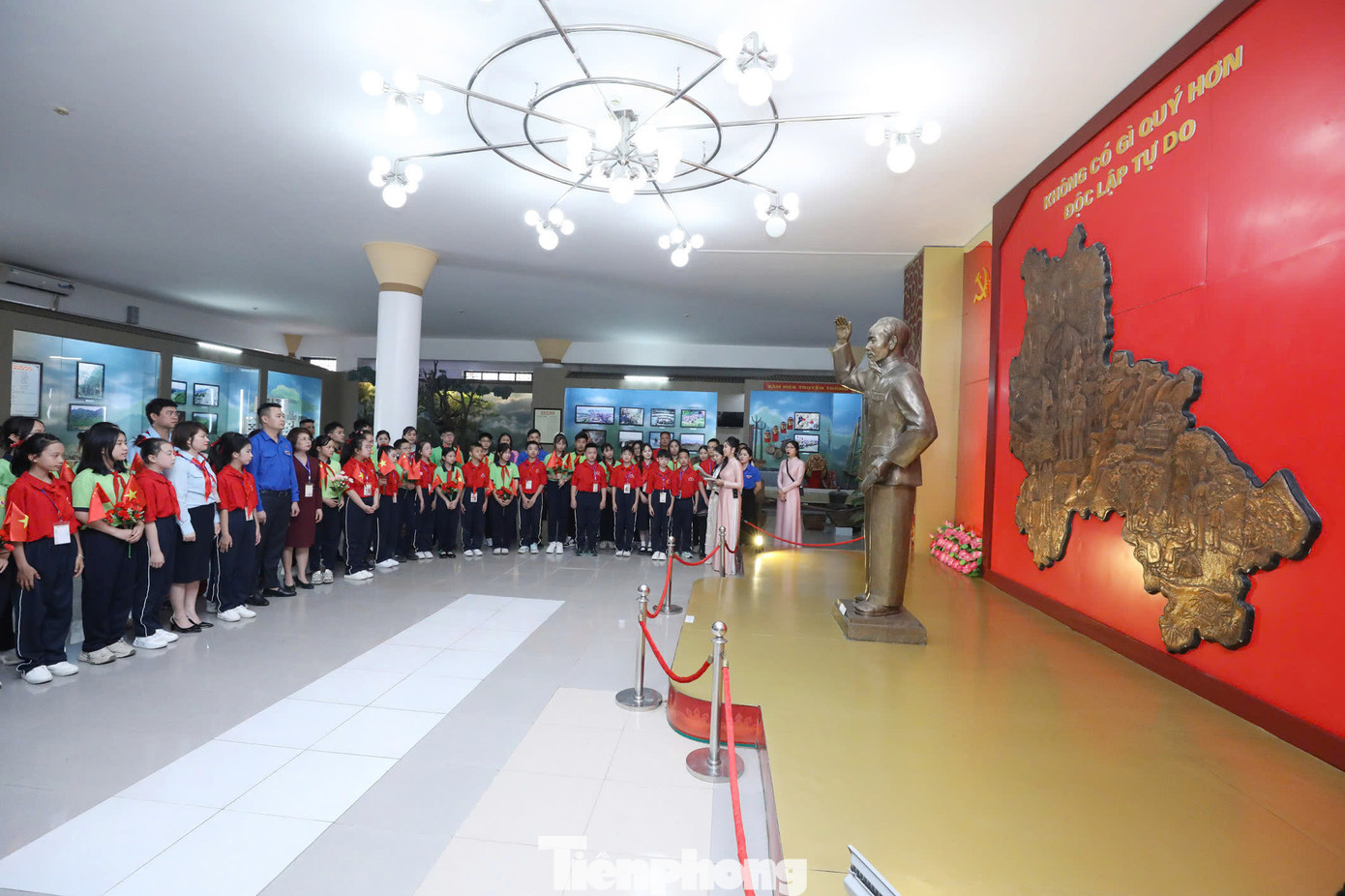 Thiếu nhi hai nước tham quan Bảo tàng Lạng Sơn.