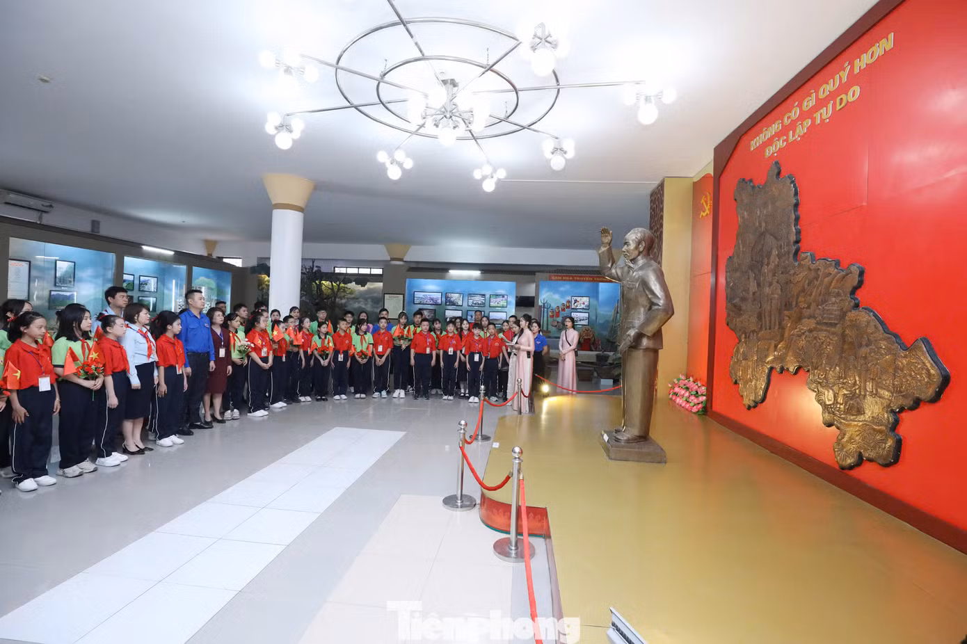 Thiếu nhi hai nước tham quan Bảo tàng Lạng Sơn.