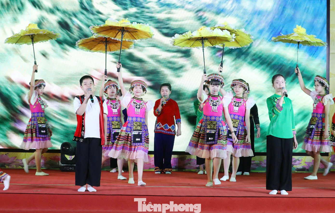 Các em thiếu nhi hai nước cất cao tiếng hát ca ngợi quê hương, đất nước và tình hữu nghị giữa nhân dân và thiếu nhi hai nước Việt Nam- Trung Quốc.