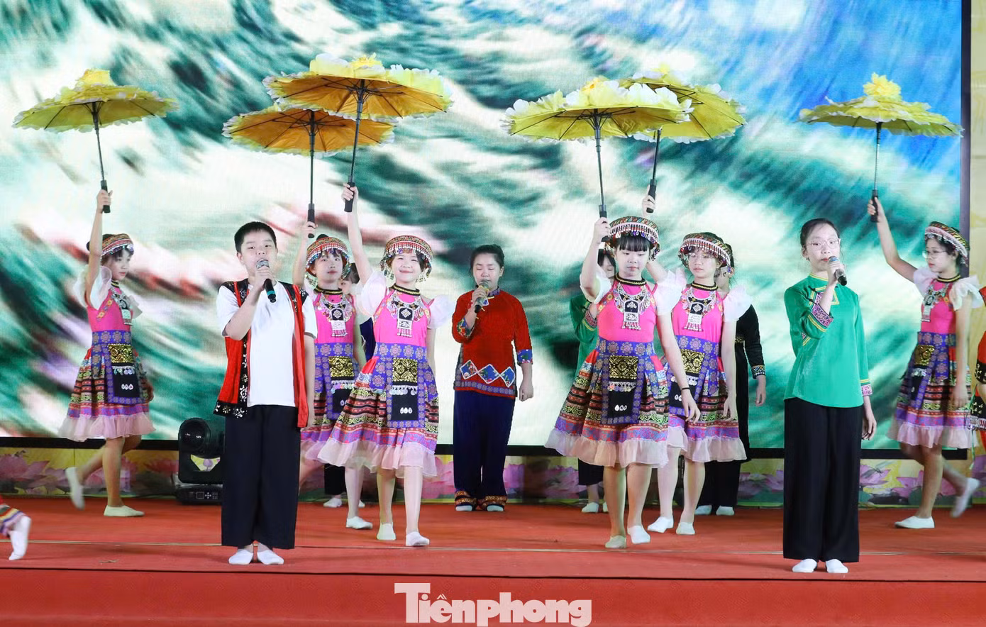 Các em thiếu nhi hai nước cất cao tiếng hát ca ngợi quê hương, đất nước và tình hữu nghị giữa nhân dân và thiếu nhi hai nước Việt Nam- Trung Quốc.