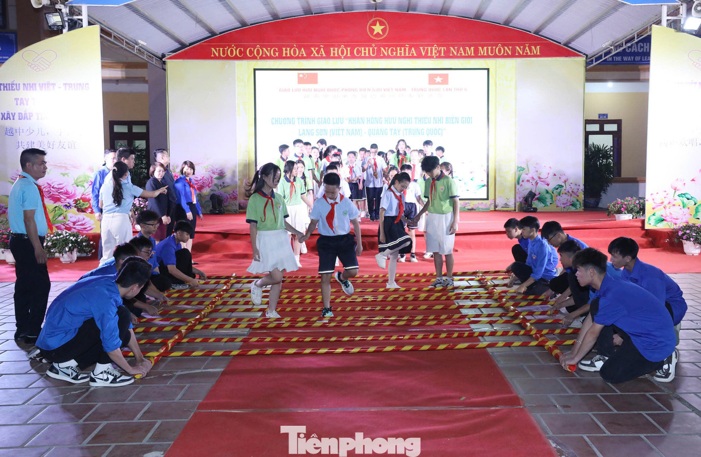 Các em tham gia các trò chơi tập thể vui vẻ, nhiều niềm vui. Trong ảnh, thiếu nhi Việt- Trung tay trong tay múa sạp say mê, lý thú.