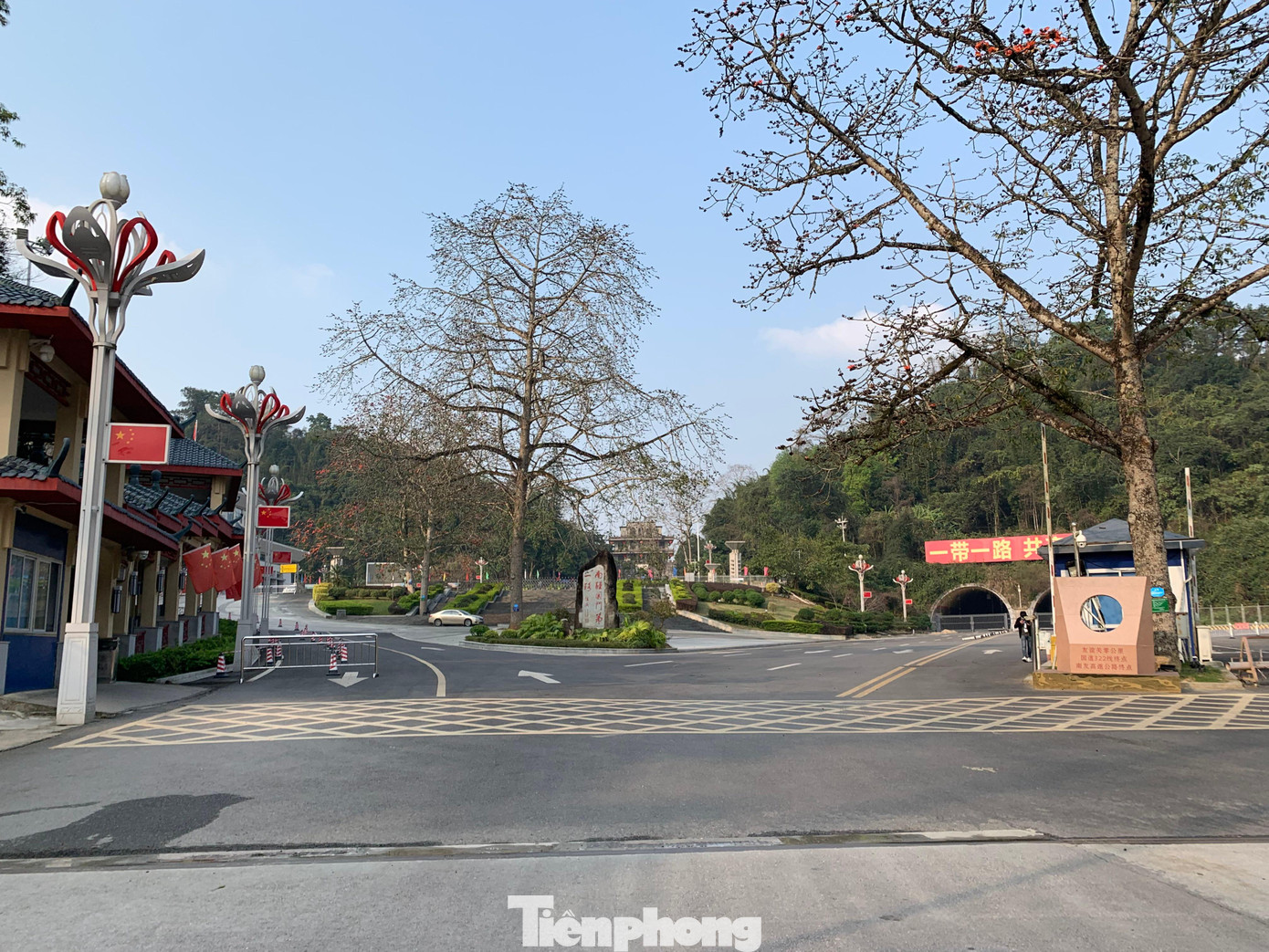 Sau khi nhóm chuyên gia về nước qua cửa khẩu quốc tế Hữu Nghị (Lạng Sơn), cơ quan chức năng Trung Quốc thực hiện xét nghiệm, kết quả cho thấy 4/5 người dương tính với virus SARS - CoV - 2. Ảnh: Duy Chiến