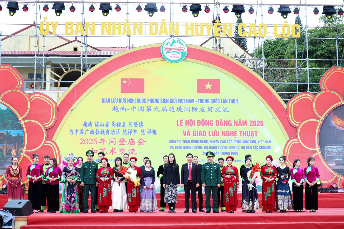 Giao lưu văn nghệ thắm tình hai nước Việt - Trung.